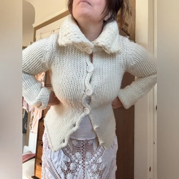 Super soft, cozy off-white wool cardigan with large button up Peter Pan collar - Picture 5 of 13
